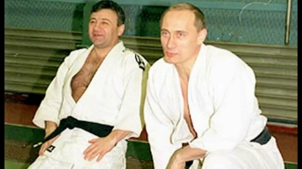 «А царь-то ненастоящий!»: почему появляются и правдивы ли разговоры о подмене Путина двойником
